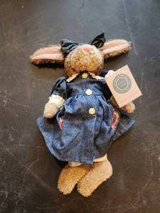 lot 76 image: Vintage J.B. Bean and Associates collectible rabbit
