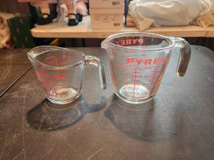 lot 78 image: Vintage Pyrex and Anchor glass measuring cups