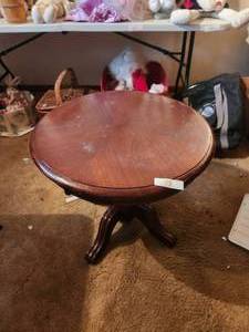 lot 73 image: Nice small round wood table - 24 round and 22 tall
