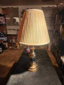 lot 56 image: Brass table lamp