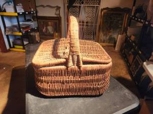 lot 61 image: Vintage nice picnic basket