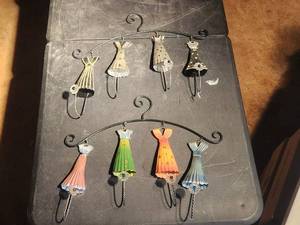 lot 53 image: Set of 2dress shape hooks with wall mount