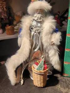 lot 40 image: Enesco Father Christmas - Santa figure in box