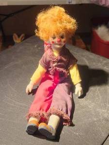 lot 29 image: Vintage wind-up musical clown