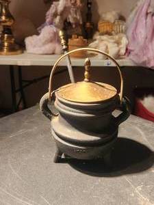 lot 27 image: Vintage cast iron and brass fire stater set pot