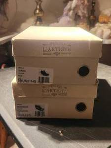 lot 26 image: Selection of 2 pairs of shoes - size 6.5 or 7