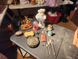lot 22 image: Selection of various collectibles
