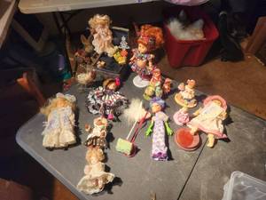 lot 21 image: Selection of vintage dolls and other collectibles