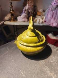 lot 19 image: Vintage Green chicken covered bowl - California Pottery