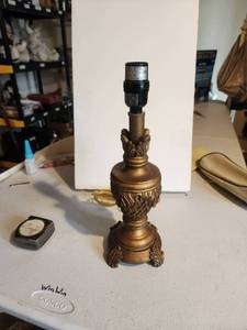 lot 63 image: Lamp
