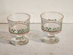 lot 74 image: Set of 18 Christmas Holly Berry pedestal glasses with gold rim