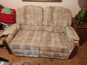 lot 137 image: Dual recliner loveseat