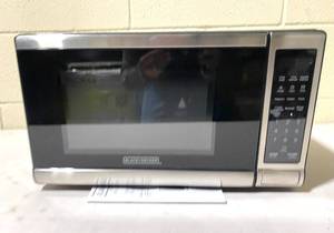 lot 323 image: Black & Decker Microwave Oven EM720CB7 Stainless Steel 0.7CU.FT 700W - In Condition As Shown