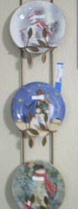 lot 83 image: 3 tier hanging plate holder- 3 snowman Christmas plates