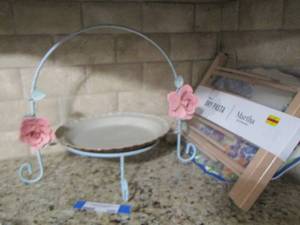 lot 100 image: Martha Stewart how to dry pasta new in box- plastic platter- metal pie basket with pie plate