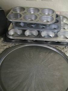 lot 113 image: muffin pans- oval baking pan