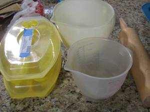 lot 115 image: measuring cups- rolling pin