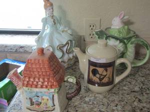 lot 117 image: Heritage mint covered bunny tea pot- rooster tea pot- musical porcelain doll