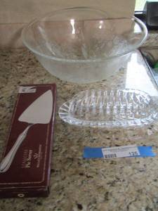 lot 126 image: fruit bowl- Stratford silver-plated pie server