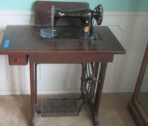 lot 13 image: SINGER TREDLE SEWING MACHINE IN CABINETTABLE   machine #ED040088 SINGLE DRAWER