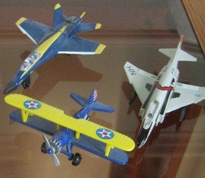 lot 127 image: 3 small airplane figurines souvenirs