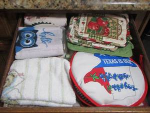 lot 138 image: kitchen towels pot holders