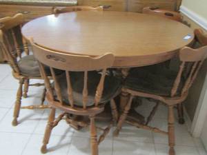 lot 19 image: Round dining table  3048 diameter  with 5 chairs   X $$