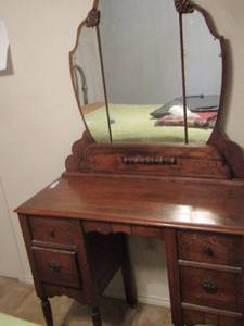 lot 17 image: VINTAGE VANITY 4 drawer  on wheels with Ornate Mirror - 38x38 mirror size bottom is 30x40x16