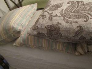 lot 147 image: 6 throw pillows