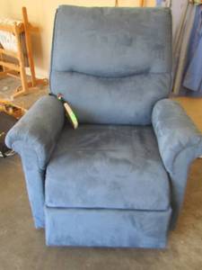 lot 26 image: Blue Pride lift chair works In good condition