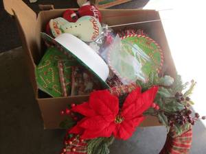 lot 172 image: Box of Christmas dcor plus