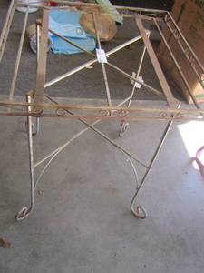 lot 178 image: metal outdoor table has no top size 22 12x 21x 21