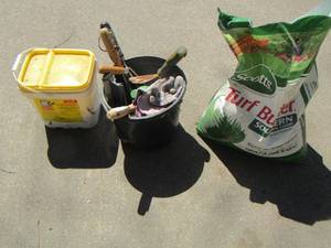 lot 180 image: used lot of place packs pellets - Scotts turf builder, and various garden tools