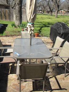 lot 22 image: Outdoor patio set - Ttable has umbrella in the middle - comes with 6 chairs