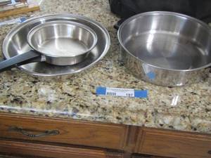 lot 197 image: 1 pot and 2 skillets aluminum