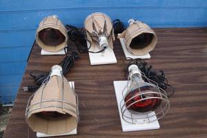 lot 138 image: 5-110-V Electric Heat Lamps With Protective Bulb Guard And Mounted On Plaque With Inline OnOff Switch