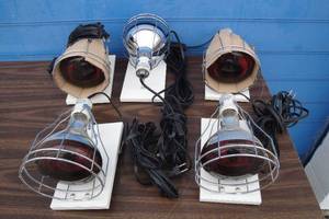 lot 140 image: 5-110-V Electric Heat Lamps With Protective Bulb Guard And Mounted On Plaque With Inline OnOff Switch