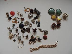 lot 719 image: VINTAGE COSTUME EARRINGS  4 PRS,.  CHAIN,  and SEVERAL  SINGLE EARRINGS