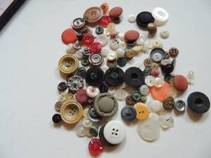 lot 721 image: VINTAGE BUTTONS