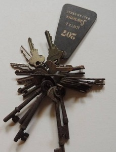 lot 722 image: HOTEL LAWRENCE - DALLAS, TEXAS  RM 207  W KEYS - ONCL. SKELETON KEYS (6)