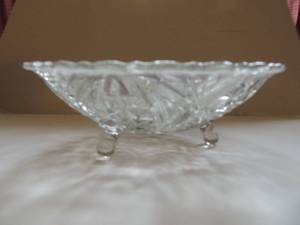 lot 723 image: PRESSED GLASS BOWL - 9 DIA.