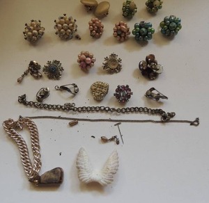lot 702 image: VINTAGE COSTUME JEWELRY  - 5 PAIR EARRINGS, PLUS SEVERAL SINGLES,  & 2 BRACELETS