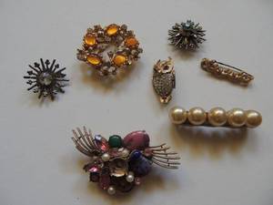lot 709 image: VINTAGE JEWELRY  ---  PINS & BROACHES