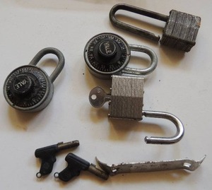 lot 711 image: LOCKS  X 4,  CAN OPENER,  2 CHARMS GUNS