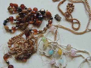 lot 714 image: JEWELRY - STRANDS OF BEADS (NO CLASPS)