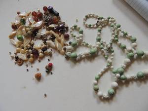 lot 717 image: BEADS