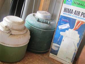 lot 21 image: Hima air pot with pump, action dispenser- 2 water jugs