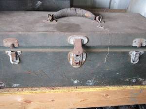 lot 19 image: green metal tool box with various tools inside
