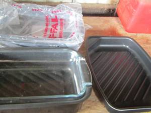 lot 99 image: T-fal Pyrex- aluminum dish holder- T-fal baking dishes