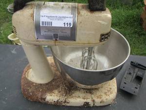 lot 119 image: Montgomery Ward model # 35vdc-2024   115 volts mixer vintage